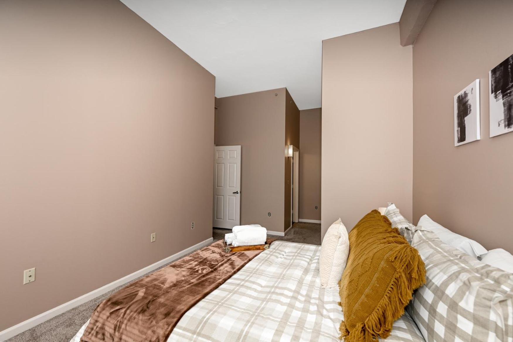 2 Bath Prkg+Gym+Sauna Perk Plaza +30 Day Cleveland Eksteriør bilde